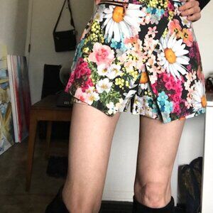 goregeous Floral daisy shorts skort new